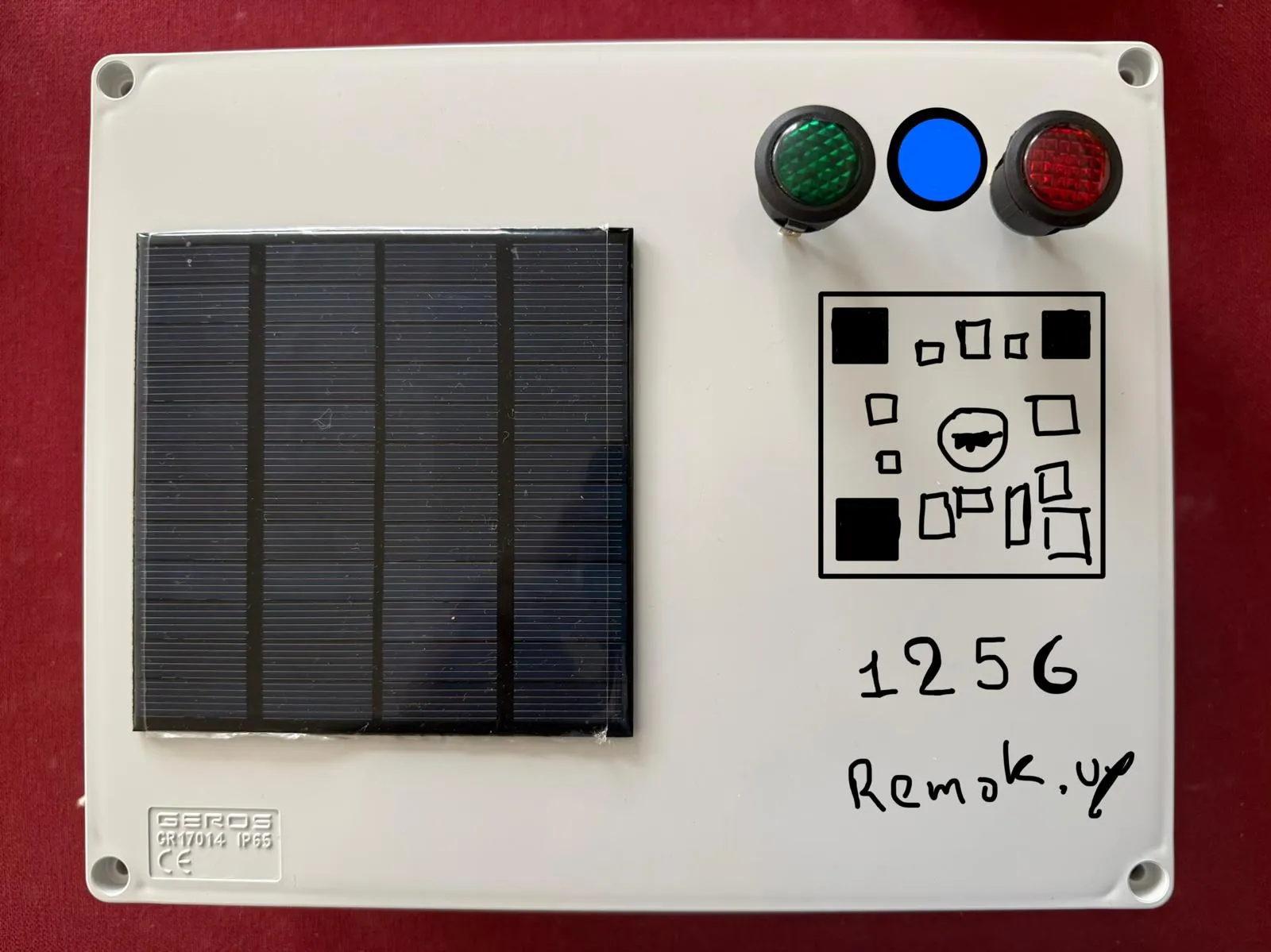 Prototipo del módulo de estado: alimentación solar y las tres señales que el trailer tiene que poder mostrar desde la calle.