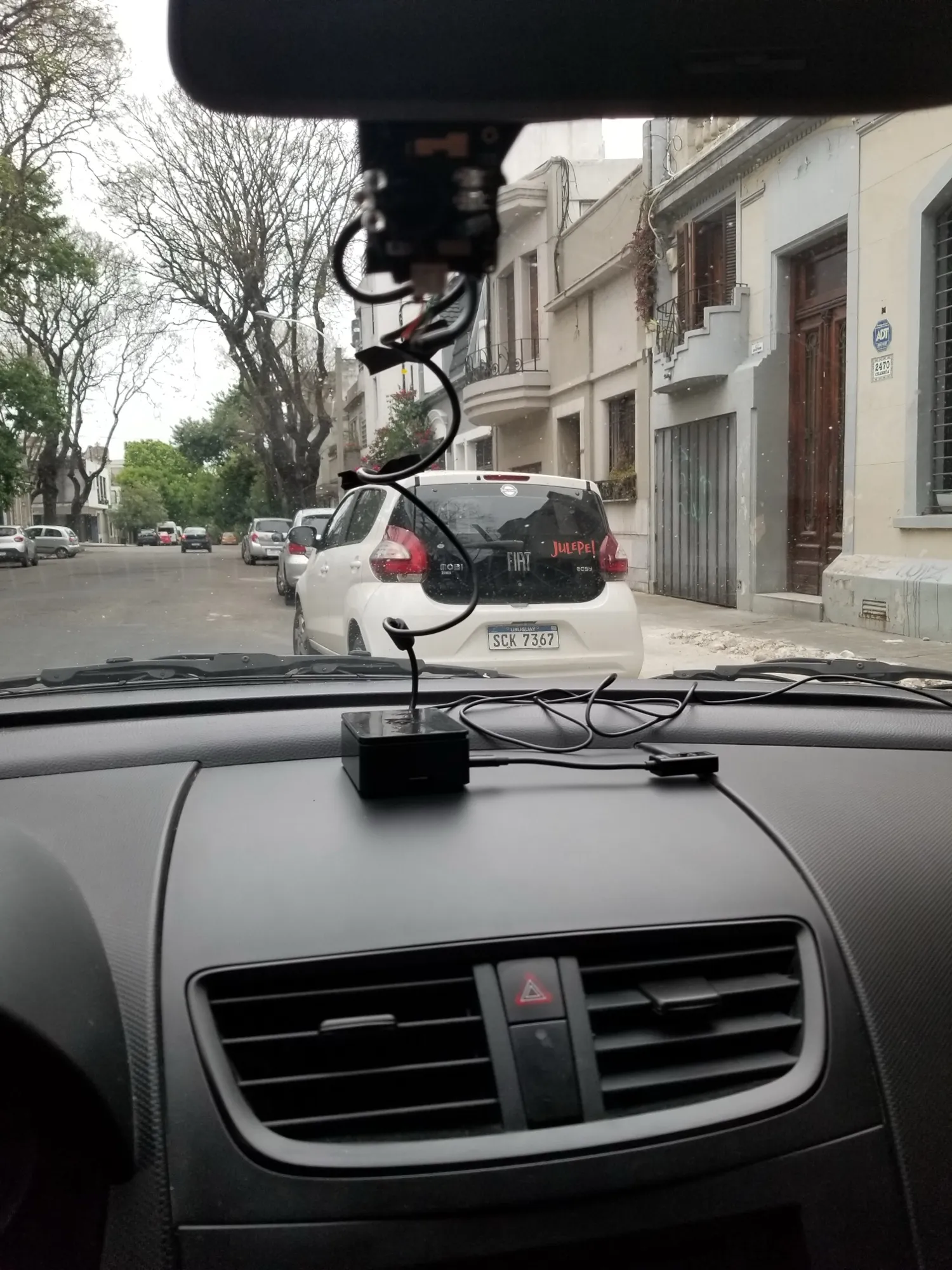Cámara y cableado del primer prototipo sobre el banco de trabajo.